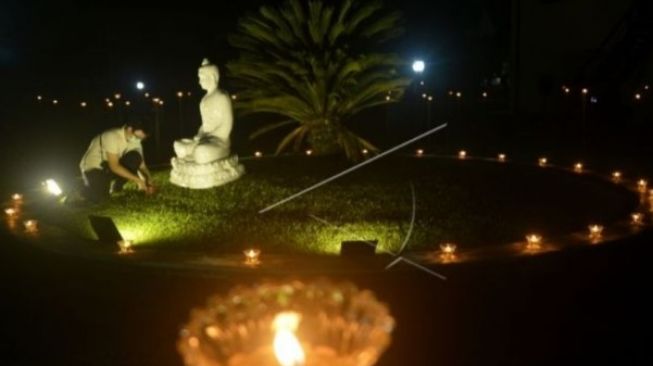 Umat Buddha Doa Bersama di Benteng Rotterdam Makassar