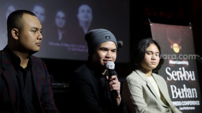 Penyanyi Abdul Qodir Jaelani bersama dengan band barunya, Qodir memberikan keterangan saat acara konferensi pers pelepasan album baru berjudul Seribu Bulan di Hard Rock Cafe Pacific Place, Jakarta, Senin (16/5/2022). [Suara.com/Angga Budhiyanto]