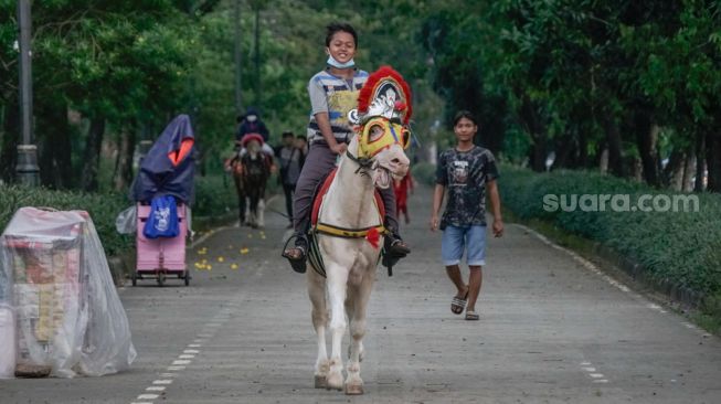 Wisata Alternatif Sambil Menunggang Kuda di Kawasan Kanal Banjir Timur
