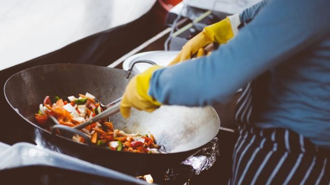 Belajar Masak Bareng ibu, Kesunyiaan di Dapur Bikin Suasana Menegangkan