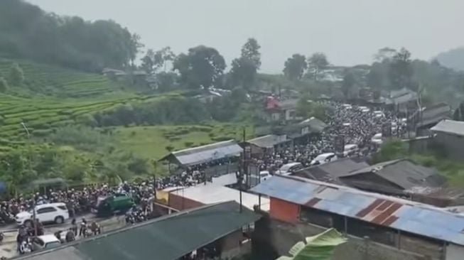 Kemacetan parah terjadi di kawasan Puncak Bogor, Jawa Barat pada Minggu (15/5/2022) kemarin [Ist]