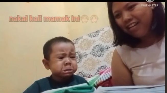 Video Viral Bocah Ini Nangis saat Lihat Foto Nikahan Orangtuanya: Jahat Kali Mamak....