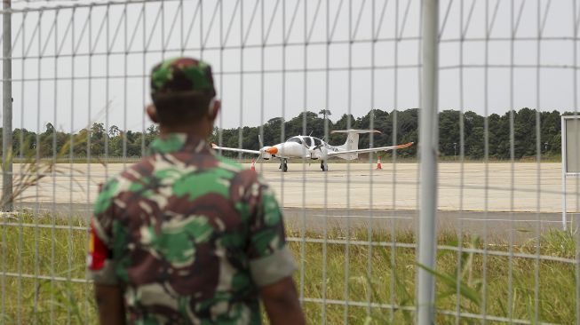 Pesawat asing dengan tipe DA62 diamankan setelah dipaksa mendarat di Bandara Internasional Hang Nadim, Batam, Kepulauan Riau, Senin (16/5/2022).  ANTARA FOTO/Teguh Prihatna