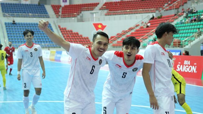 Timnas Futsal Indonesia saat menghadapi Malaysia dalam laga ketiga SEA Games 2021 di Ha Nam Gymnasium, Phu Ly, Vietnam, Senin (16/5/2022). [Federasi Futsal Vietnam/Twitter@AFFpresse]