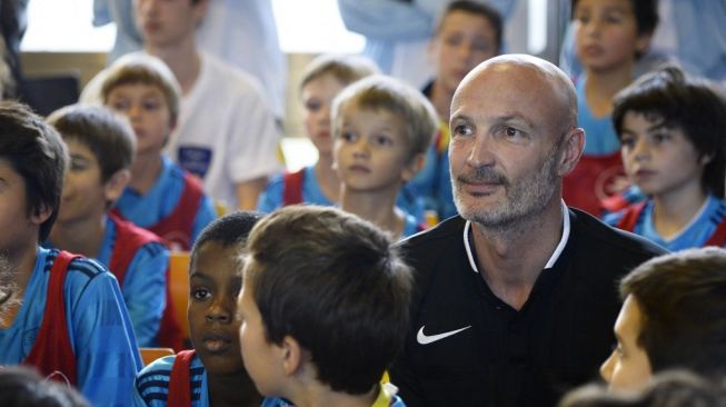 Mantan pesepak bola Prancis Frank Leboeuf duduk bersama anak-anak selama Hari Wasit ke-13 sebelum melatih klub sepak bola remaja Petits Anges di stadion Emile Anthoine di Paris pada 30 Oktober 2014. AFP PHOTO/LIONEL BONAVENTURE.