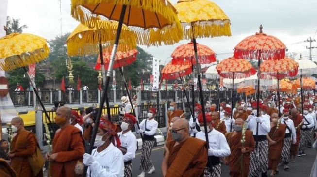 Umat Buddha memulai perayaan Tri Suci Waisak 2566. Mereka arak-arakan dari Candi Mendut ke Candi Borobudur di Kabupaten Magelang, Provinsi Jawa Tengah, pada Hari Raya Waisak, Senin. (Antara)