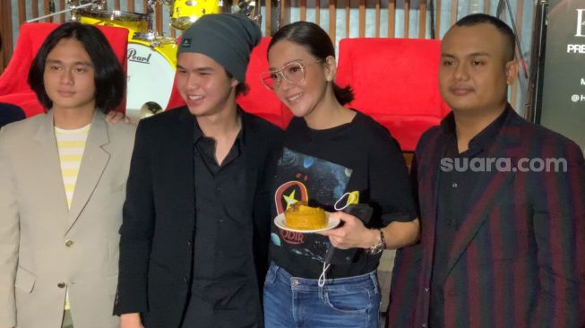 Maia Estianty hadiri acara peluncuran album baru band Qodir yang dikomandani Dul Jaelani [Suara.com/Adiyoga Priyambodo]