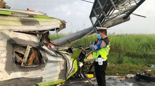 Rombongan Bus Wisata PO Ardiansyah Kecelakaan di Tol Surabaya-Mojokerto Usai Berwisata ke Dieng
