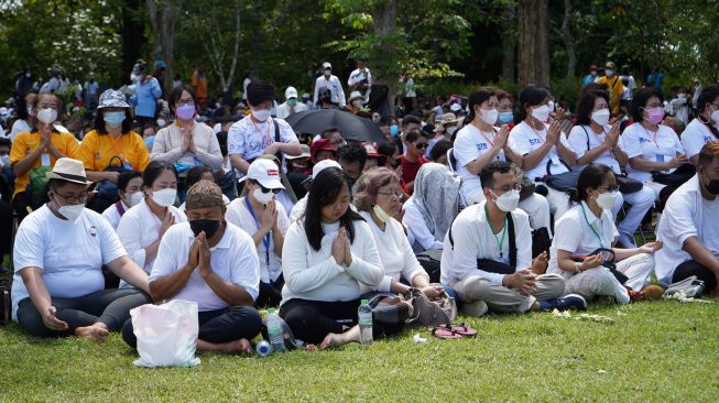 Umat Budha bermeditasi saat detik-detik perayaan Tri Suci Waisak 2566 BE/2022 di pelataran candi Borobudur, Magelang, Jateng, Senin (16/5/2022).ANTARA FOTO/Anis Efizudin