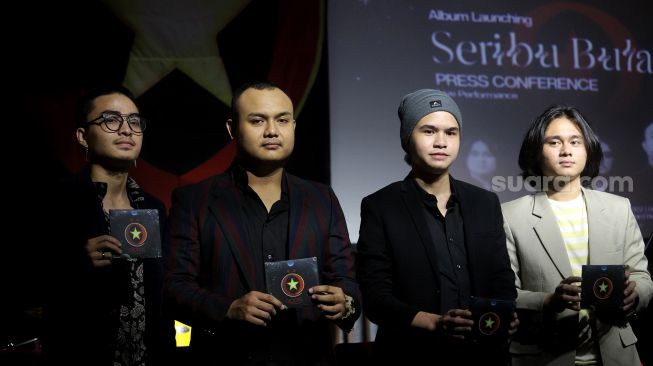 Penyanyi Abdul Qodir Jaelani bersama dengan band barunya, Qodir berfoto saat acara konferensi pers pelepasan album baru berjudul Seribu Bulan di Hard Rock Cafe Pacific Place, Jakarta, Senin (16/5/2022). [Suara.com/Angga Budhiyanto]