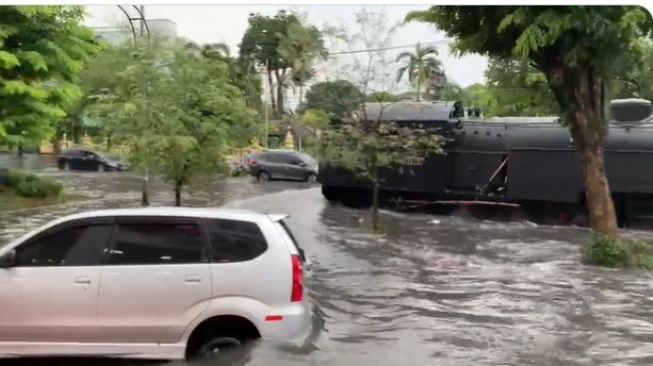 Kereta lokomotif terjang banjir di kota Solo (Twitter)