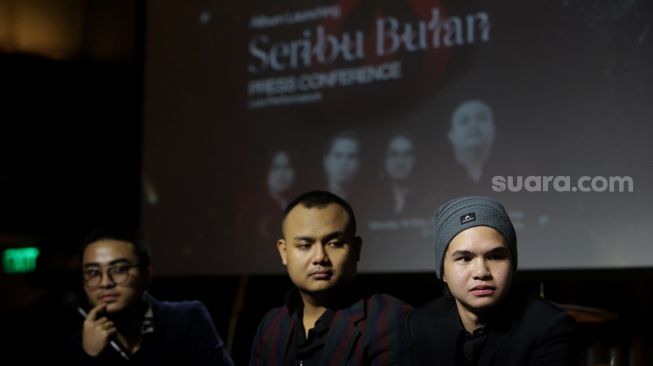 Penyanyi Abdul Qodir Jaelani bersama dengan band barunya, Qodir ditemui saat acara konferensi pers pelepasan album baru berjudul Seribu Bulan di Hard Rock Cafe Pacific Place, Jakarta, Senin (16/5/2022). [Suara.com/Angga Budhiyanto]