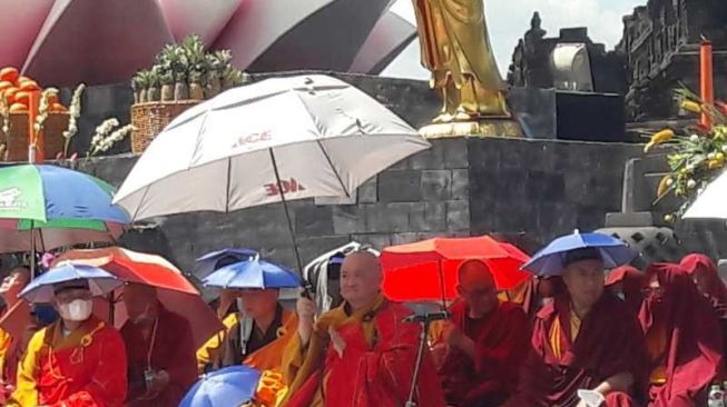 Detik-detik Waisak 2566 BE, Biksu dan Umat Buddha Berdoa Bersama di Candi Borobudur