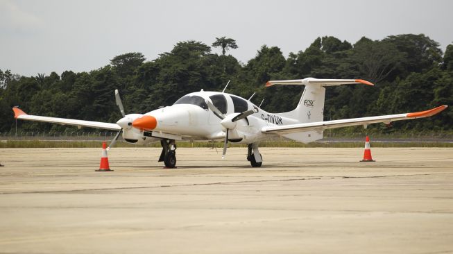 Pesawat asing dengan tipe DA62 diamankan setelah dipaksa mendarat di Bandara Internasional Hang Nadim, Batam, Kepulauan Riau, Senin (16/5/2022).  ANTARA FOTO/Teguh Prihatna