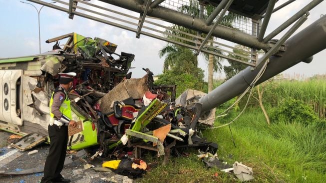 Kecelakaan Bus PO Ardiansyah Usai Berwisata dari Dieng: Tabrak Tiang di Jalan Tol Diduga Karena Sopir Mengantuk