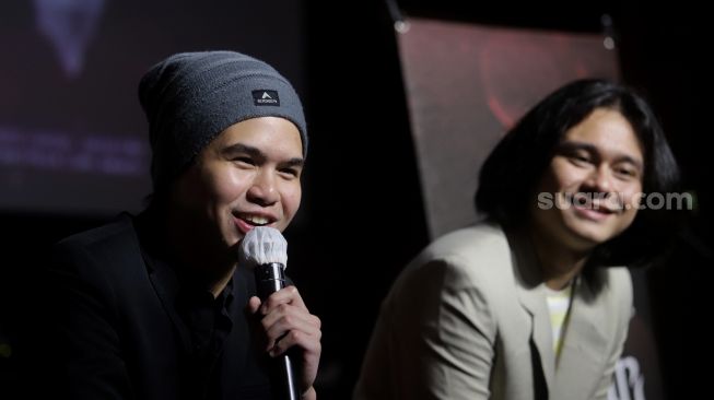 Penyanyi Abdul Qodir Jaelani bersama dengan band barunya, Qodir memberikan keterangan saat acara konferensi pers pelepasan album baru berjudul Seribu Bulan di Hard Rock Cafe Pacific Place, Jakarta, Senin (16/5/2022). [Suara.com/Angga Budhiyanto]