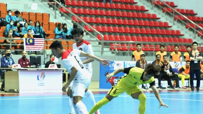 Timnas Futsal Indonesia saat menghadapi Malaysia dalam laga ketiga SEA Games 2021 di Ha Nam Gymnasium, Phu Ly, Vietnam, Senin (16/5/2022). [Federasi Futsal Vietnam/Twitter@AFFpresse]