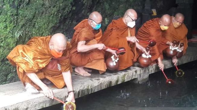 Hari Raya Waisak, 6.000 Botol Air Berkah Diambil dari Umbul Jumprit dan Dibawa ke Borobudur