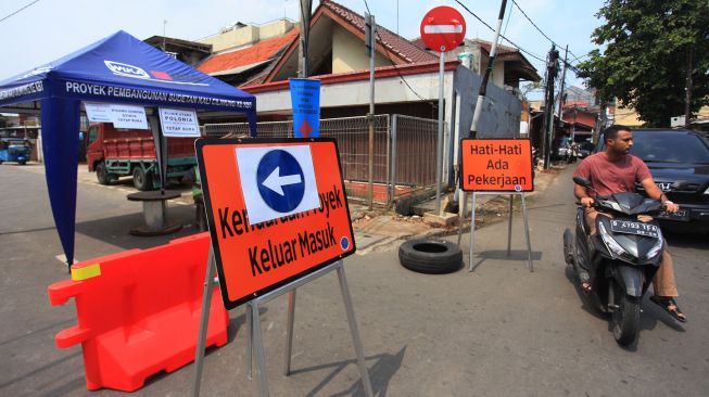 Kendaraan melintas saat rekayasa lalu lintas di Jalan Otista 3, terkait pekerjaan pembangunan sodetan kali Ciliwung ke Kanal Banjir Timur, Jakarta, Senin (16/5/2022).  ANTARA FOTO/Reno Esnir