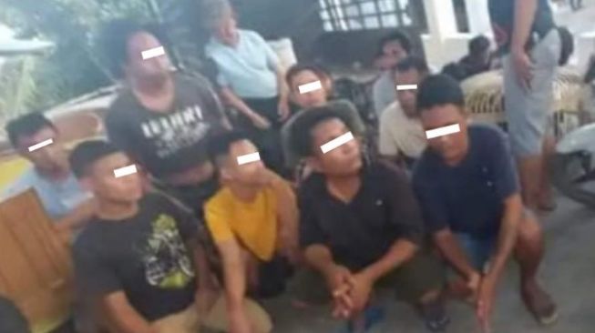 Guru Honorer Ditangkap Saat Polisi Grebek Judi Sabung Ayam di Sumba Timur