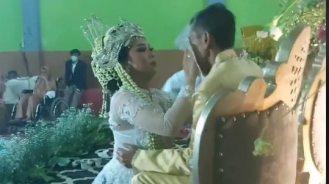 Publik Dibuat Terharu Lihat Video Ayah yang Jadi Single Parent Menangis saat Putrinya Nikah