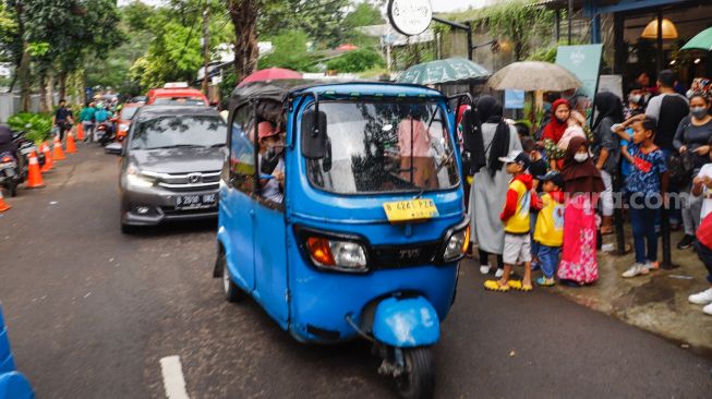 Antrian kendaraan yang melintas saat melakukan uji coba rekayasa lalu lintas di sekitar kawasan Tebet Eco Park, Jakarta Selatan, Senin (16/5/2022). [Suara.com/Alfian Winanto]
