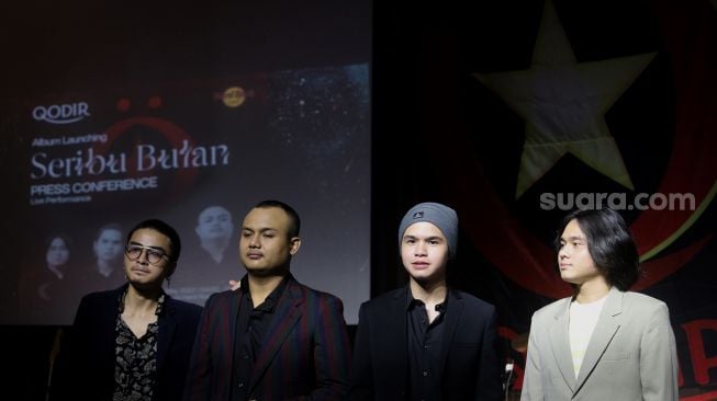 Penyanyi Abdul Qodir Jaelani bersama dengan band barunya, Qodir berfoto saat acara konferensi pers pelepasan album baru berjudul Seribu Bulan di Hard Rock Cafe Pacific Place, Jakarta, Senin (16/5/2022). [Suara.com/Angga Budhiyanto]