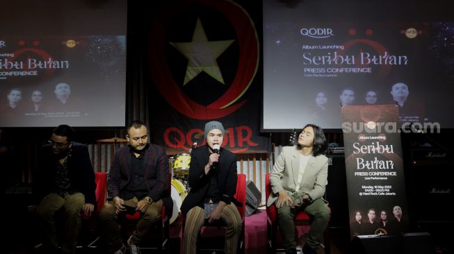 Penyanyi Abdul Qodir Jaelani bersama dengan band barunya, Qodir memberikan keterangan saat acara konferensi pers pelepasan album baru berjudul Seribu Bulan di Hard Rock Cafe Pacific Place, Jakarta, Senin (16/5/2022). [Suara.com/Angga Budhiyanto]