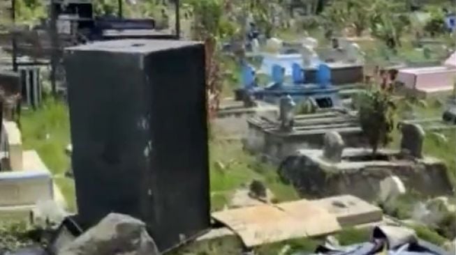 Merinding! Viral Video Resepsi Dekat Makam, Speaker sampai Diletakkan di Sela-sela Kuburan