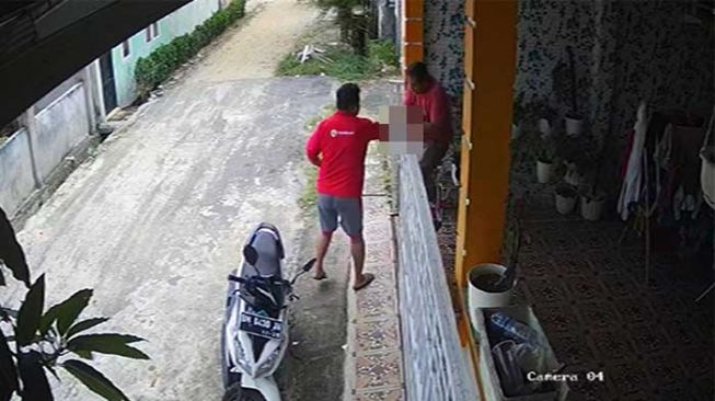 Video rekaman CCTV pria ditusuk OTK di Pekanbaru. [Ist]