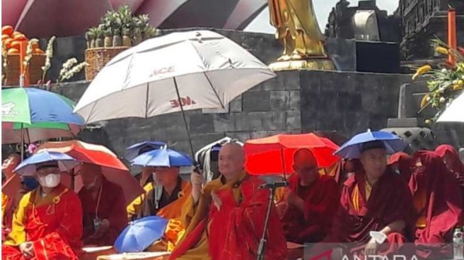 1.200 Umat Buddha dan Para Biksu Lakukan Detik-detik Waisak di Pelataran Candi Borobudur
