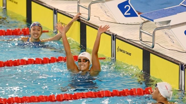 Perenang Indonesia Masriani Wolf (tengah) berselebrasi usai memenangi pertandingan nomor 50 meter gaya punggung putri renang SEA Games 2021 Vietnam di Aquatic Sport Palace, Hanoi, Vietnam, Minggu (15/5/2022). ANTARA FOTO/Aditya Pradana Putra/YU ( (ANTARA FOTO/ADITYA PRADANA PUTRA).