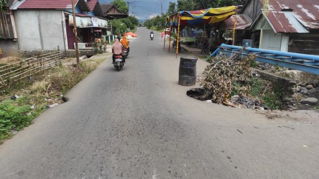 Jalan Lintas Kepahiang-Pagar Alam di Desa Gunung Meraksa Lama Amblas