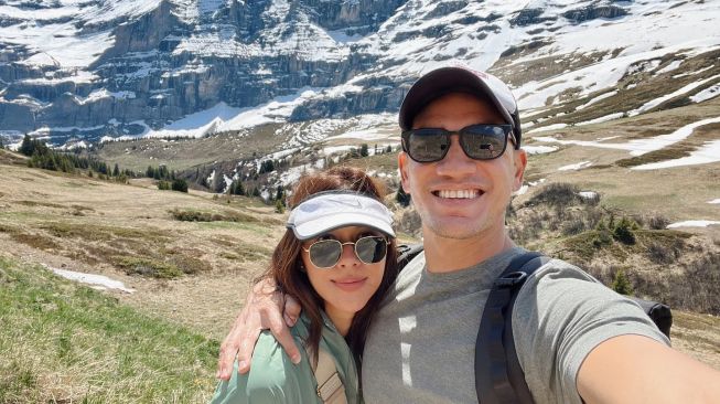 Nana Mirdad dan Andrew White berlibur di Swiss. [Instagram]