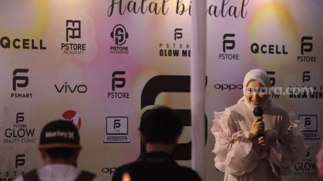 Istri dari pemilik Ps Store Putra Siregar, Septia Siregar memberikan sambutan saat acara halal bihalal Ps Store di Ps Store, Condet, Jakarta, Selasa (17/5/2022). [Suara.com/Angga Budhiyanto]