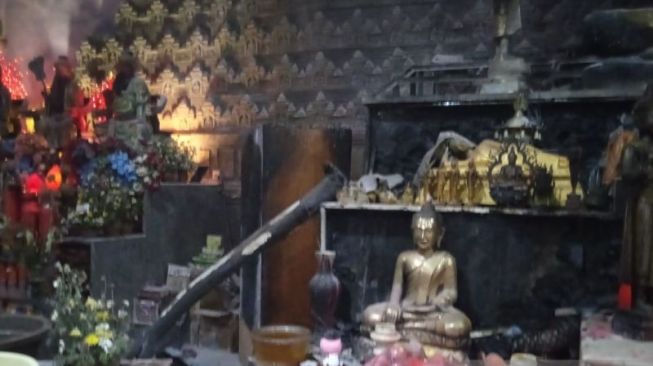 Detik-detik Vihara Girinaga Kebakaran Gegara Lilin Jatuh Usai Ibadah Waisak