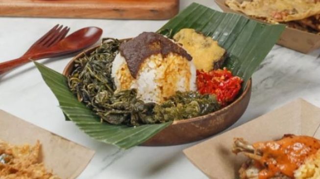 Viral Nasi Padang Kekinian, Ada Menu Rendang Saus Mentai hingga Ayam Pop Salted Egg