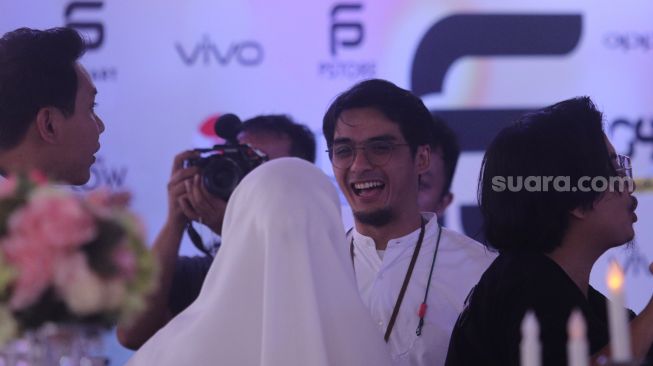 Pemeran Ricky Harun ditemui saat menghadiri acara halal bihalal Ps Store di Ps Store, Condet, Jakarta, Selasa (17/5/2022). [Suara.com/Angga Budhiyanto]