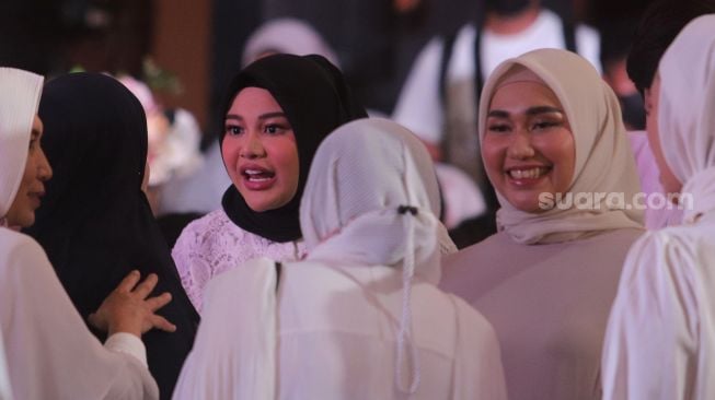 Penyanyi Aurel Hermansyah ditemui saat menghadiri acara halal bihalal Ps Store di Ps Store, Condet, Jakarta, Selasa (17/5/2022). [Suara.com/Angga Budhiyanto]