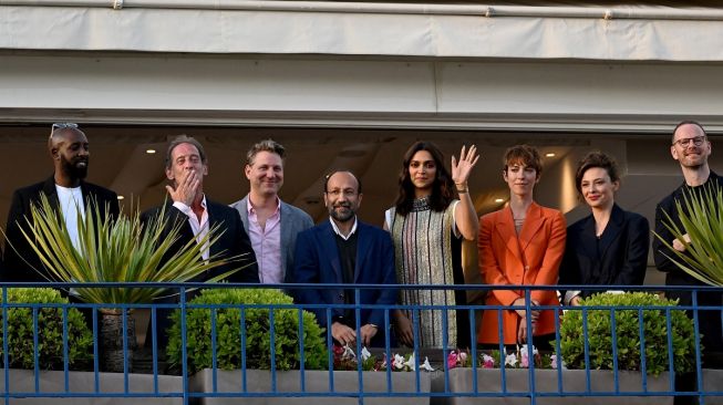 Deepika Padukone di antara para juri di acara makan malam para juri di Festival Film Cannes Prancis 2022. [CHRISTOPHE SIMON / AFP]