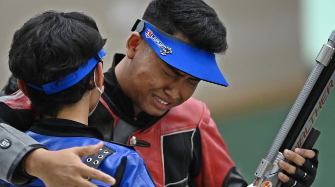 Petembak Fathur Gustafian (kanan) memeluk rekannya, Paragra Duncan Taruma Negara Sentausa usai memenangkan nomor 10 meter air rifle (senapan angin) putra menembak SEA Games 2021 Vietnam di Hanoi Sports Training and Competition Center, Hanoi, Vietnam, Selasa (17/5/2022). ANTARA FOTO/Aditya Pradana Putra
