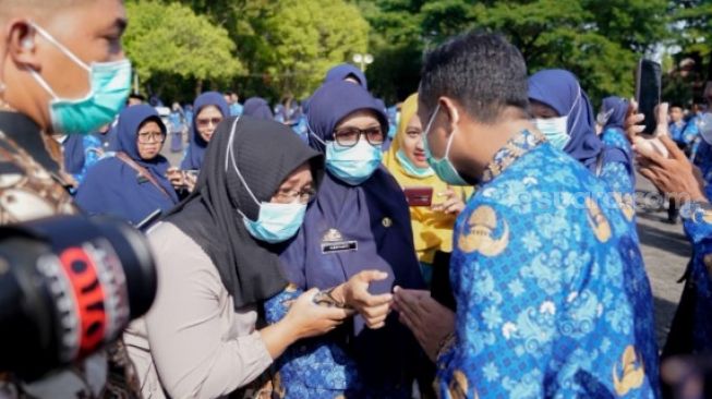 Asryanti, guru SMA Negeri 2 Luwu Timur merupakan peserta disabilitas sensorik atau kebutaan yang diangkat menjadi guru PPPK, menerima SK di Kantor Gubernur Sulawesi Selatan, Selasa 17 Mei 2022 [SuaraSulsel.id/Humas Pemprov Sulsel]