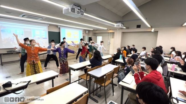 Mahasiswa Keio University Jepang Antusias Simak Kuliah Umum Dubes RI, Belajar Ondel-Ondel dan Tari Piring