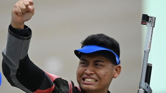 Petembak Fathur Gustafian berselebrasi usai memenangkan nomor 10 meter air rifle (senapan agin) putra menembak SEA Games 2021 Vietnam di Hanoi Sports Training and Competition Center, Hanoi, Vietnam, Selasa (17/5/2022).  ANTARA FOTO/Aditya Pradana Putra