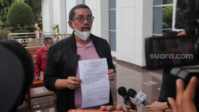 Kuasa hukum Gaga Muhammad, Fahmi Bachmid memberikan keterangan pers di Pengadilan Negeri (PN) Jakarta Timur, Selasa (17/5/2022). [Suara.com/Angga Budhiyanto]