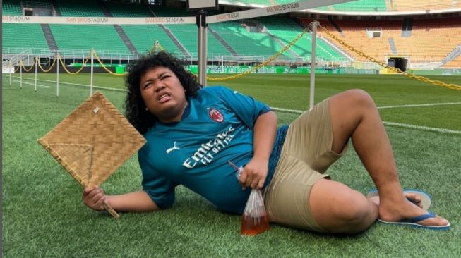 Kocak! Pakai Sandal Jepit dan Es Teh Plastik, Marshel Widianto Pamer Foto di Stadion San Siro