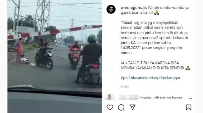 Anak kecil sampai terjatuh dari sepeda motor karena ibu yang memboncengnya nekat mencoba menerobos palang perlintasan kereta api yang sudah menutup. (Instagram/@warungjurnalis)