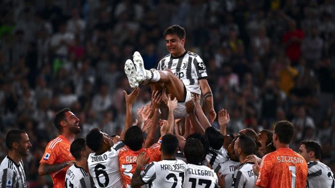 Penyerang Juventus asal Argentina Paulo Dybala diarak rekan setimnya pada akhir pertandingan pekan ke-37 Liga Italia 2021/2022 antara Juventus vs Lazio di “Stadion Allianz” di Turin, pada 16 Mei 2022. Dybala akan meninggalkan Juventus pada akhir musim.MARCO BERTORELLO / AFP.