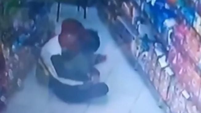 Dua Remaja Tertangkap Kamera CCTV Mesra di Mini Market, Netizen: Cinta Memang Indah Dek, Tapi Lihat Tempat Dong