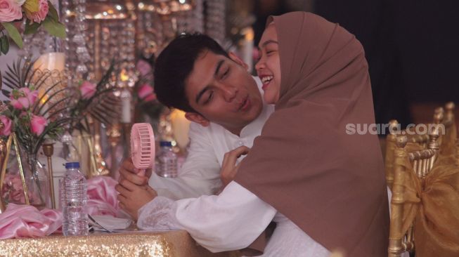Aktris Ria Ricis bersama suaminya, Teuku Ryan ditemui saat menghadiri acara halal bihalal Ps Store di Ps Store, Condet, Jakarta, Selasa (17/5/2022). [Suara.com/Angga Budhiyanto]